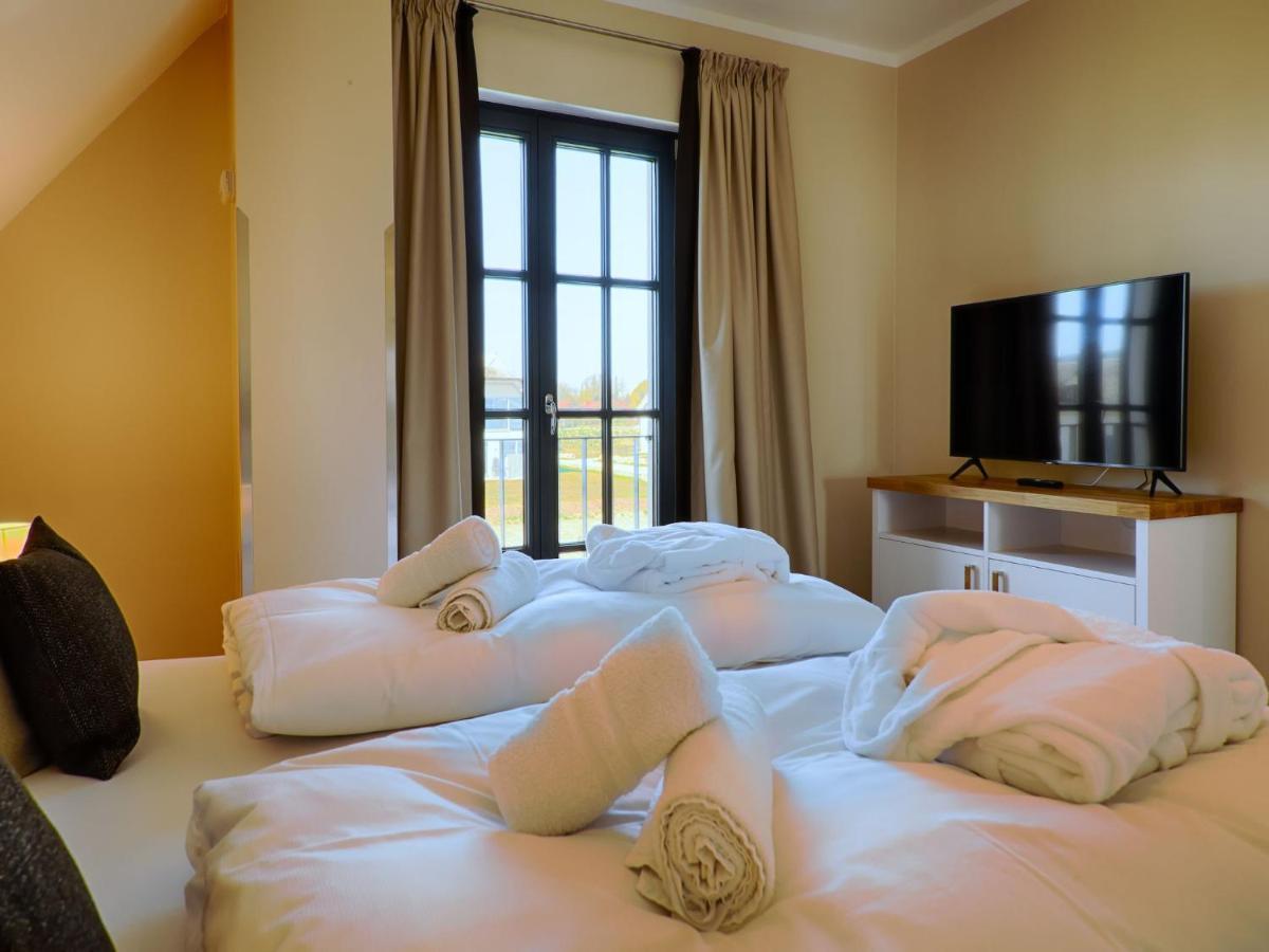 Reetland Am Meer - Luxus Reetdachvilla Mit 3 Schlafzimmern, Sauna Und Kamin F18 德兰斯克 外观 照片